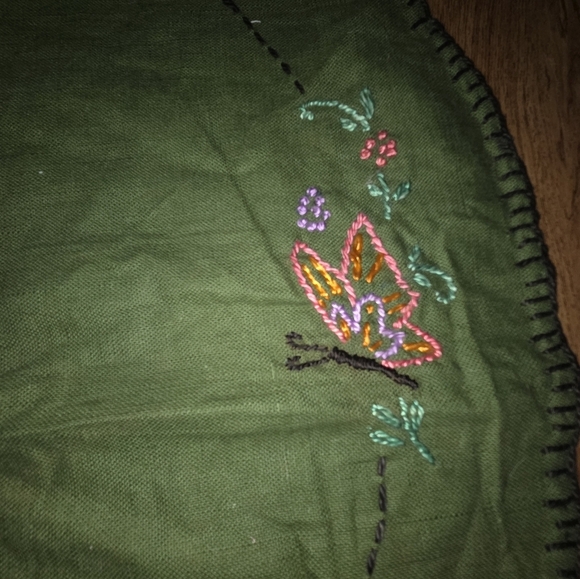 Vintage Embroidered Green Doilie with Floral and Butterfly Design - Picture 3 of 4